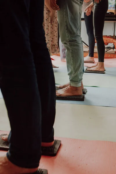 Grup çalışması, çivilerin üzerinde durmak. Sadhu tahtasında keskin tırnakları olan yoga uzmanının yakın çekimi. Sadhu tahta tahtası ve sadhu için çiviler..
