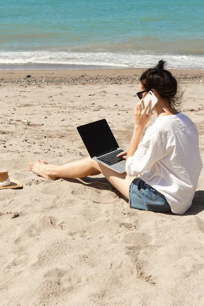 Young Woman Using Laptop Computer Talking Phone Beach Vacation Lifestyle — Stock Photo, Image
