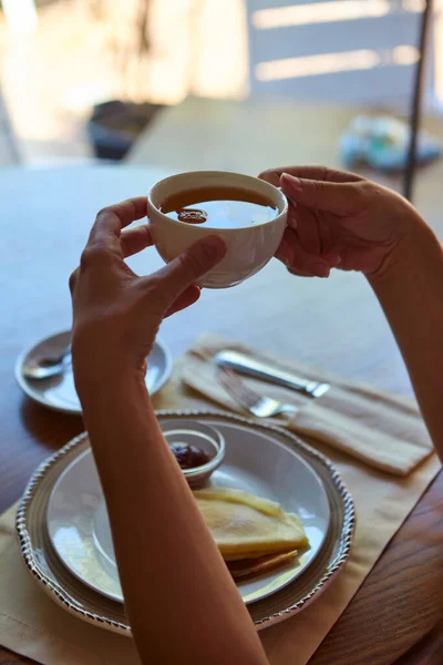 Plan Recadré Une Personne Buvant Thé Mangeant Des Crêpes Table — Photo