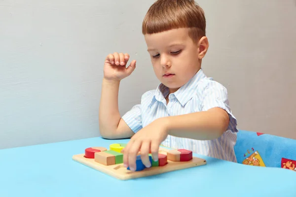 Chico Está Jugando Habitación Aprender Formas Colores Niño Juega Con — Foto de Stock