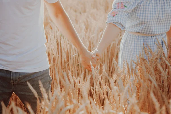 Casal Tomando Mãos Caminhando Juntos Natureza Conceber Amor Encontro Emoção — Fotografia de Stock