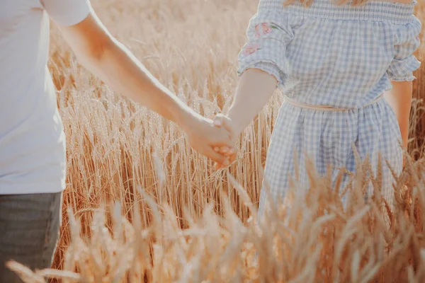 Casal Tomando Mãos Caminhando Juntos Natureza Conceber Amor Encontro Emoção — Fotografia de Stock