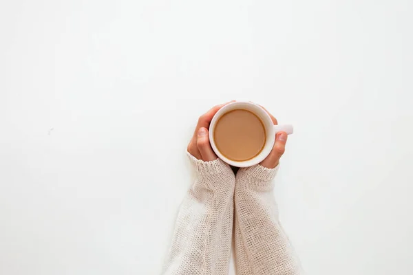 Vrouwelijke Handen Houden Kopjes Koffie Witte Tafel Achtergrond — Stockfoto