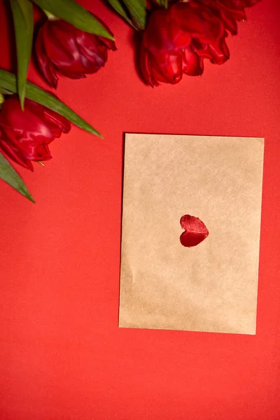 발렌틴데이는 과빨간 튤립을 배경으로 발렌타인데이의 여성의 그리고 로맨틱 행사들 — 스톡 사진