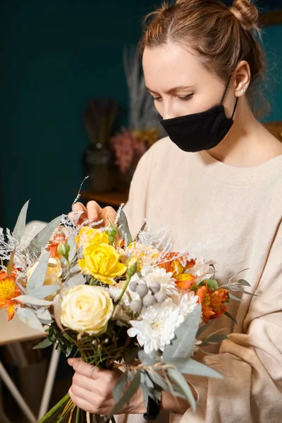 리스트는 색깔을 합니다 장수는 미래의 부케를 가게에 확인하는 분장사를 — 스톡 사진