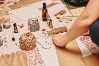 El yapımı sarı mumlar, doğal arı cilasından. Mumları kendi ellerinle yapma süreci. Usta sınıf mum yaratma üzerine