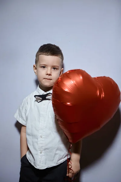 Saint Valentin Happy Boy Tient Debout Tient Des Cœurs Balle — Photo