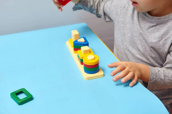 Niño Recoge Clasificador Juguetes Lógica Educativa Para Niños Las Manos — Foto de Stock