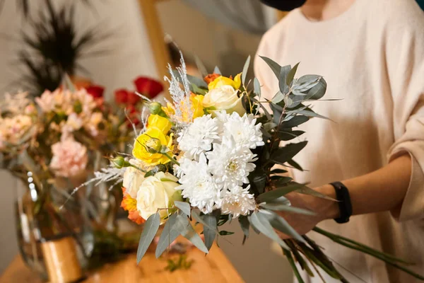 Floristería Trabaja Con Colores Vendedor Flores Elige Flores Para Ramo — Foto de Stock