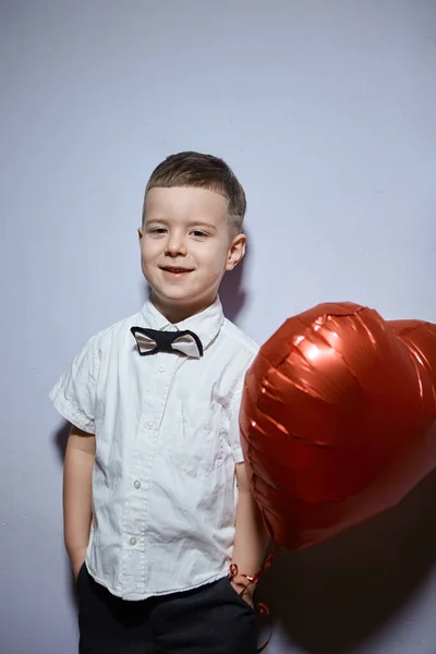 Saint Valentin Happy Boy Tient Debout Tient Des Cœurs Balle — Photo