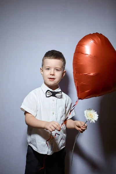 Saint Valentin Happy Boy Tient Debout Tient Des Cœurs Balle — Photo