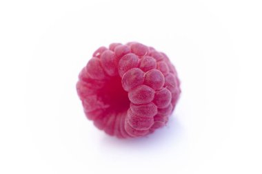 Ahududu beyaz arka planda izole edilmiş. Vejetaryen yemeği, detoks konsepti