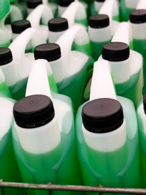 Sergilenen bir çift spriner. Alet deposunun inşaat deposu. 