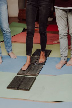 Grup çalışması, çivilerin üzerinde durmak. Sadhu tahtasında keskin tırnakları olan yoga uzmanının yakın çekimi. Sadhu tahta tahtası ve sadhu için çiviler..