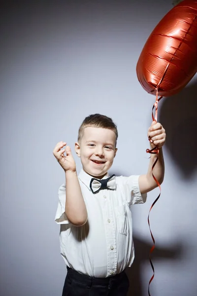 Saint Valentin Happy Boy Tient Debout Tient Des Cœurs Balle — Photo