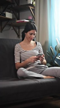 Heyecanlı mutlu kadın telefon ekranına bakıyor.