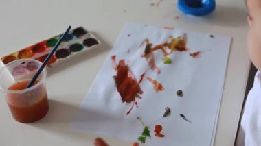 Çocuk odasında resim çiziyor.