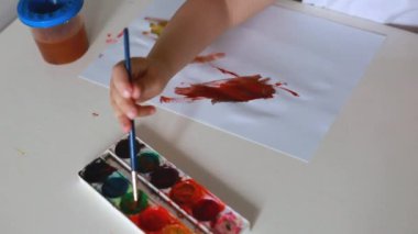 Çocuk odasında resim çiziyor.