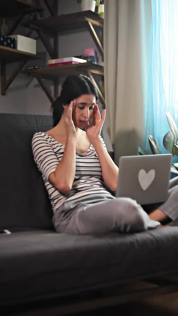 Разочарованная молодая женщина, работающая на ноутбуке. — стоковое видео