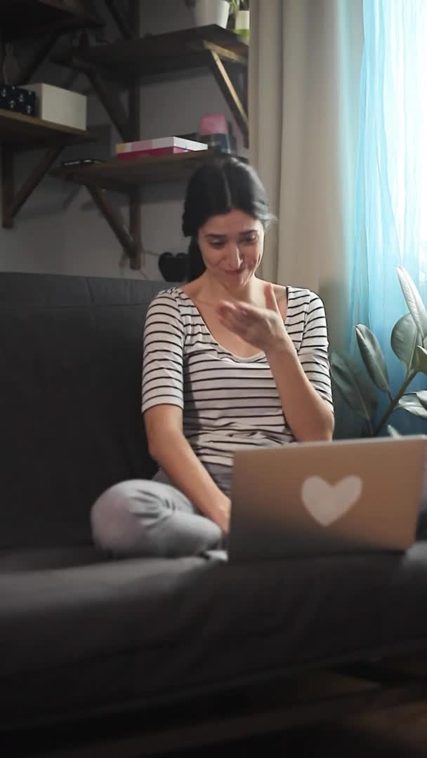 Krásná mladá žena pracující na notebooku — Stock video