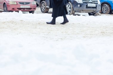 İnsanlar kar fırtınasından sonra, temizsiz caddelerde kar üzerinde yürür. 