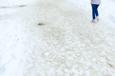 İnsanlar kar fırtınasından sonra, temizsiz caddelerde kar üzerinde yürür. 