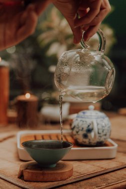 Çay seremonisinde Çin çayı servisi yapan kadın.