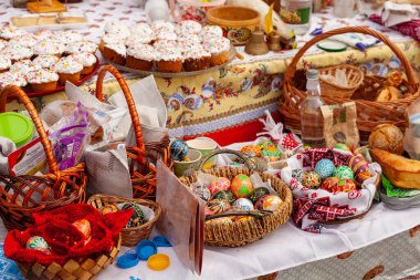 Krasnodar, Krasnodar Krai, Rusya 03.24.2019 Eski Pagan Maslenitsa festivali. Paskalya yumurtaları eski Rus modellerine dönüşür. Antik geleneklere göre kutlama..