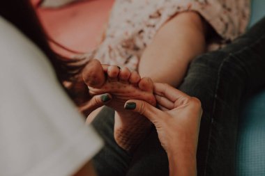 Çivilerin üzerinde durmanın grup çalışması