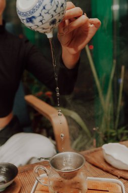 Çay seremonisinde Çin çayı servisi yapan kadın.