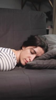 Kanepede bir kadın yatıyor.. 