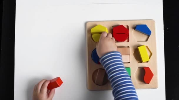 O menino está brincando em seu quarto — Vídeo de Stock