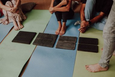 Çivilerin üzerinde durmanın grup çalışması