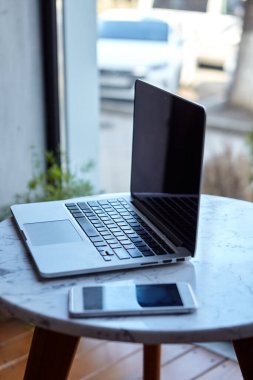 Ev telefonlu dizüstü bilgisayar.