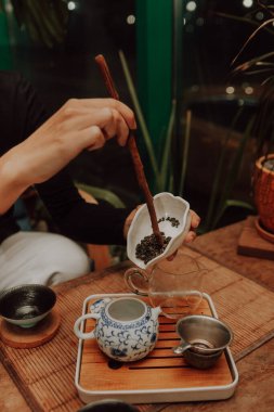 Çay seremonisinde Çin çayı servisi yapan kadın.