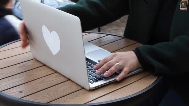 Žena sedí v kavárně a pracuje v laptopu. — Stock video