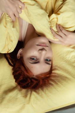 Yatak odasında sabahları yatakta dehşet saçan çok güzel kızıl saçlı bir kız. Kadınsı, nazik bir kız. Sağlık ve Uyku Konsepti. 