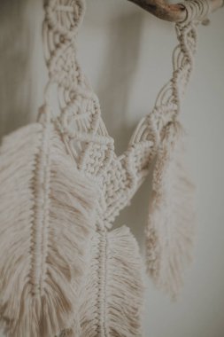 Makrame ürünleri. Duvarda boho dekoru var. El yapımı.