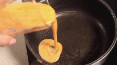 Omlet hazırlıyorum.