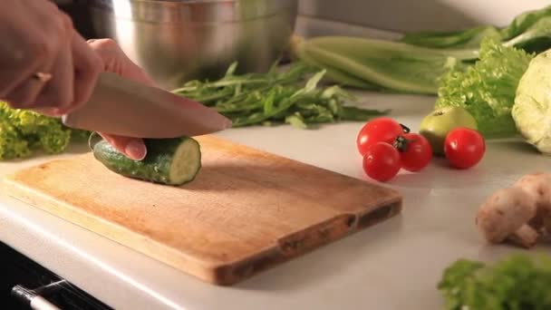 Proses membuat salad. — Stok Video