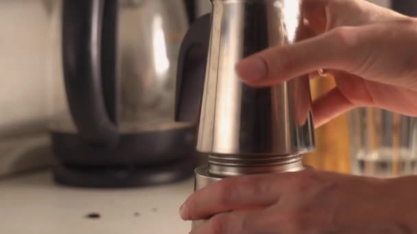 Egy nő kávét főz a konyhában. — Stock videók