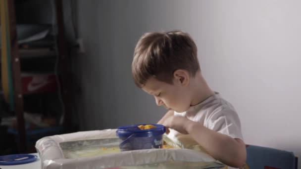 Chlapec Sedí Bílého Stolu Hraje Kinetickým Pískem Doma Dítě Bílém — Stock video