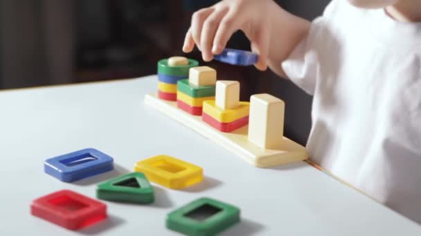 Um menino jogando com um jogo de lógica em casa — Vídeo de Stock