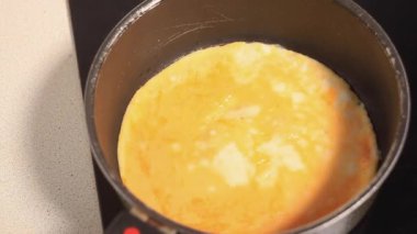 Omlet kızartma tavasında kızartılmış. Ev yapımı kahvaltı hazırlıyorum. Sağlıklı beslenme. Sağlıklı beslenme. Yüksek kaliteli görüntüler