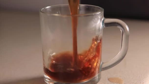 Der Prozess Kaffee Aus Einer Kaffeemaschine Eine Tasse Gießen Fließend — Stockvideo