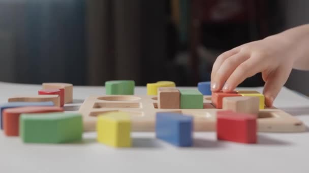 Chlapec Sedí Bílého Stolu Hraje Dřevěným Třídičem Doma Dítě Bílém — Stock video