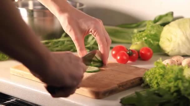 Der Prozess Der Zubereitung Eines Salats Weibliche Hände Großaufnahme Schneiden — Stockvideo
