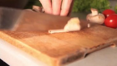 Salata yapma süreci. Mantar ve şampiyonları kesen kadın eller yakın plan. Düzgün beslenme, diyet ve sağlıklı yaşam tarzı kavramı. Yüksek kaliteli görüntüler