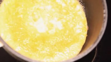 Omlet kızartma tavasında kızartılmış. Ev yapımı kahvaltı hazırlıyorum. Sağlıklı beslenme. Sağlıklı beslenme. Yüksek kaliteli görüntüler