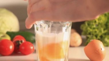 Dişi eller yumurtaları omlet yapmak için karıştırıyor. Ev yapımı kahvaltı hazırlıyorum. Sağlıklı beslenme, yüksek kaliteli görüntüler.